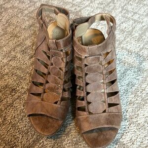 GW Naturalizer Strap Sandals Size 10- good condtion